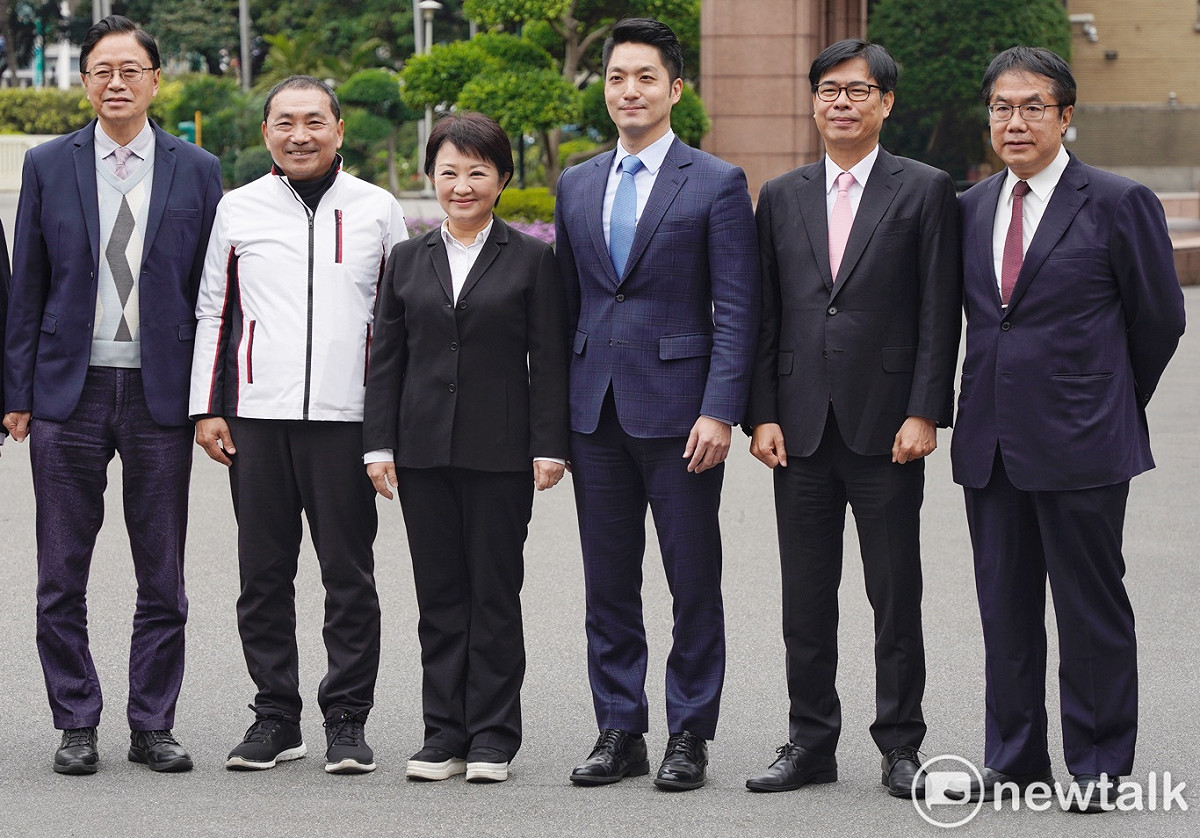 列席行政院院會的台北市長蔣萬安、新北市長侯有宜、桃園市長張善政、台中市長盧秀燕、台南市長黃偉哲和高雄市長陳其邁會後在行政院副院長鄭文燦的陪同下，走出行政院接受媒體採訪。 圖：張良一/攝