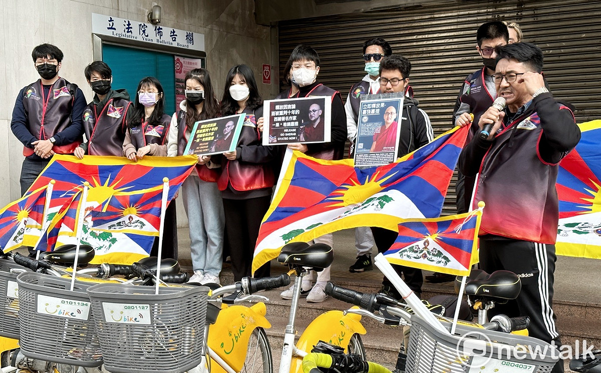 西藏台灣人權連線在立法院外舉行「2023為西藏自由而騎」記者會。 圖：張良一 / 攝