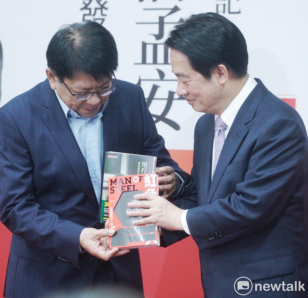副總統賴清德(右)出席前屏東縣長潘孟安(左)「紅色鋼鐵人」新書發表會。 圖：張良一/攝