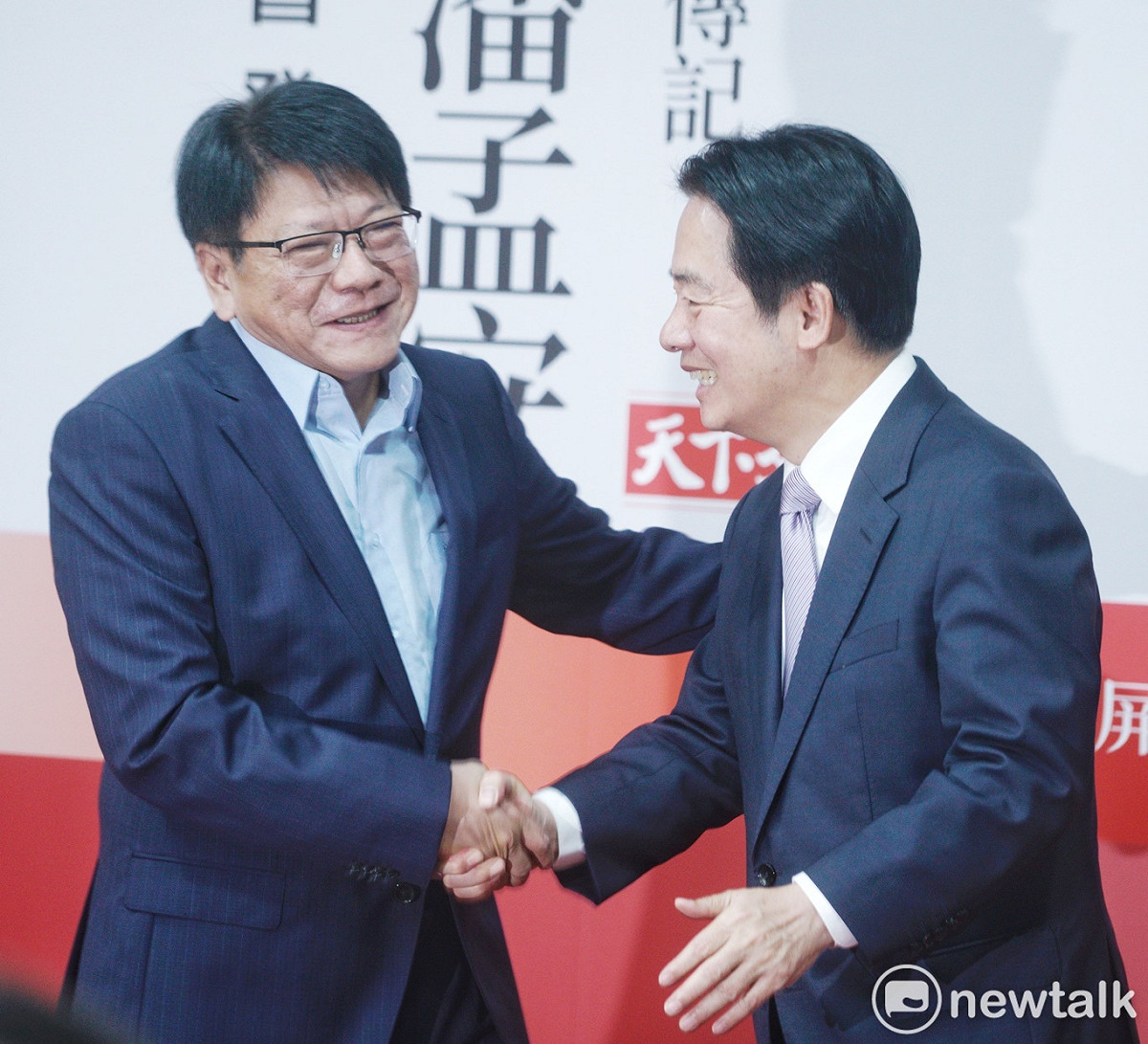 副總統賴清德(右)出席前屏東縣長潘孟安(左)「紅色鋼鐵人」新書發表會。 圖：張良一/攝