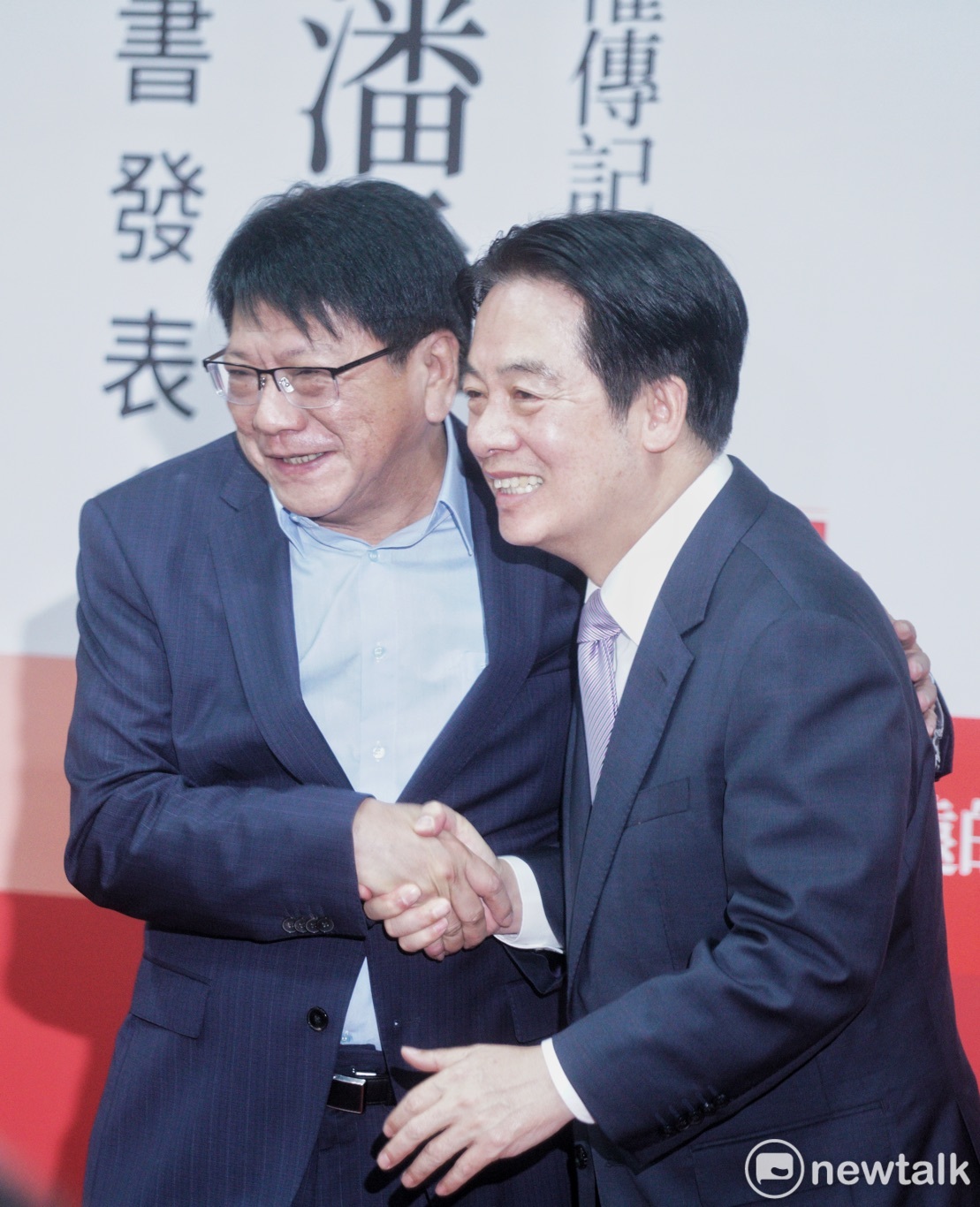 副總統賴清德(右)出席前屏東縣長潘孟安(左)「紅色鋼鐵人」新書發表會。 圖：張良一/攝