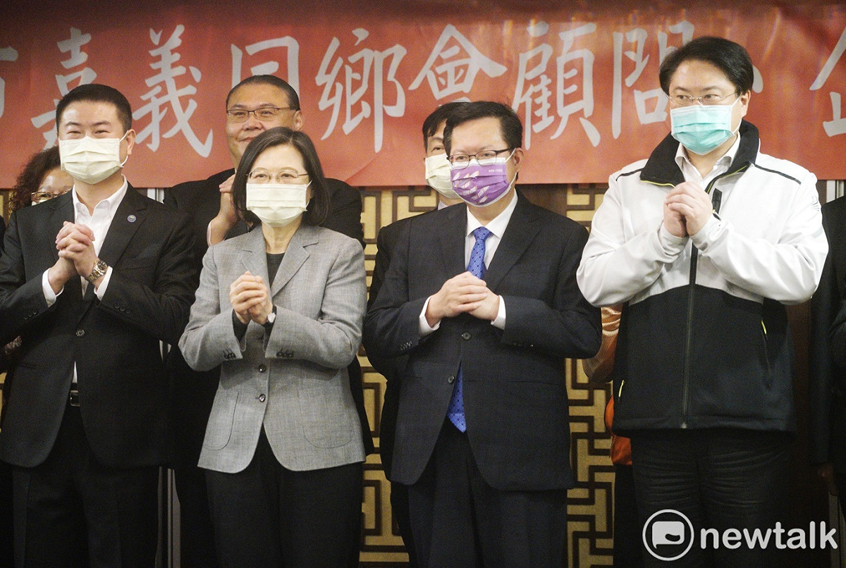 總統蔡英文在行政院副院長鄭文燦、內政部長林右昌的陪同下，出席「新北市嘉義同鄉會112年企業春酒聯誼會」。 圖：張良一/攝