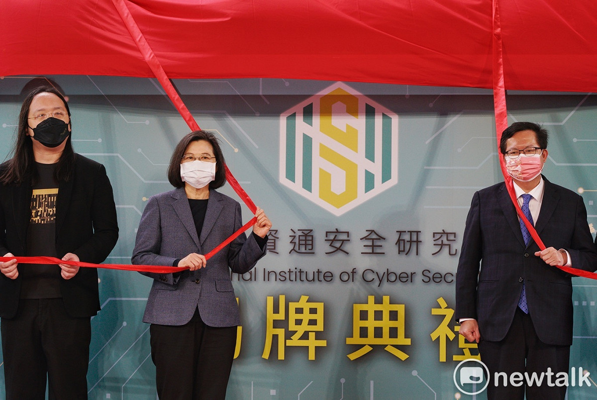 總統蔡英文今（10）天上午在行政院副院長鄭文燦、數位發展部部長唐鳳的陪同下，出席「國家資通安全研究院揭牌典禮」。 圖：張良一/攝