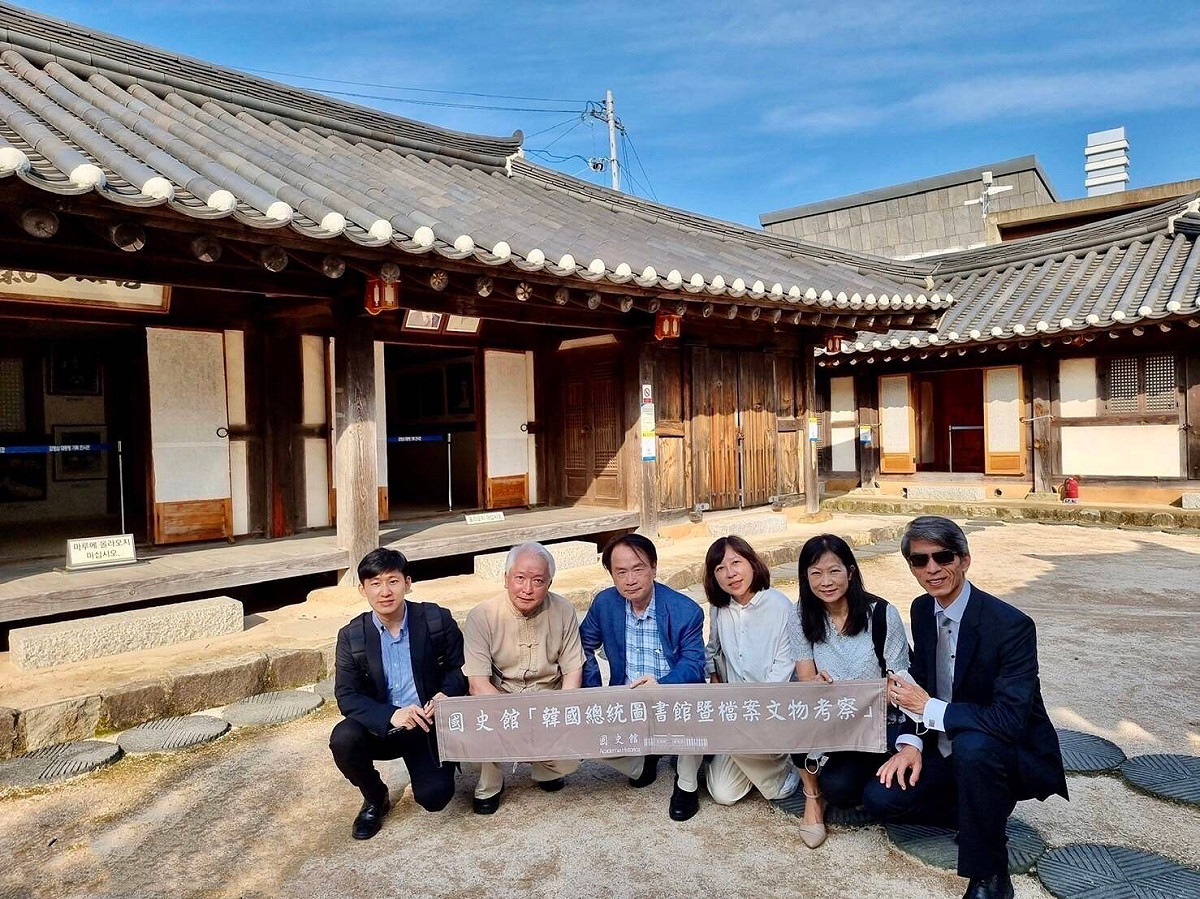 國史館考察團於韓國金泳三總統故居前留影，右三國史館長陳儀深、右一為釜山辦事處林晨富處長。 圖：國史館提供