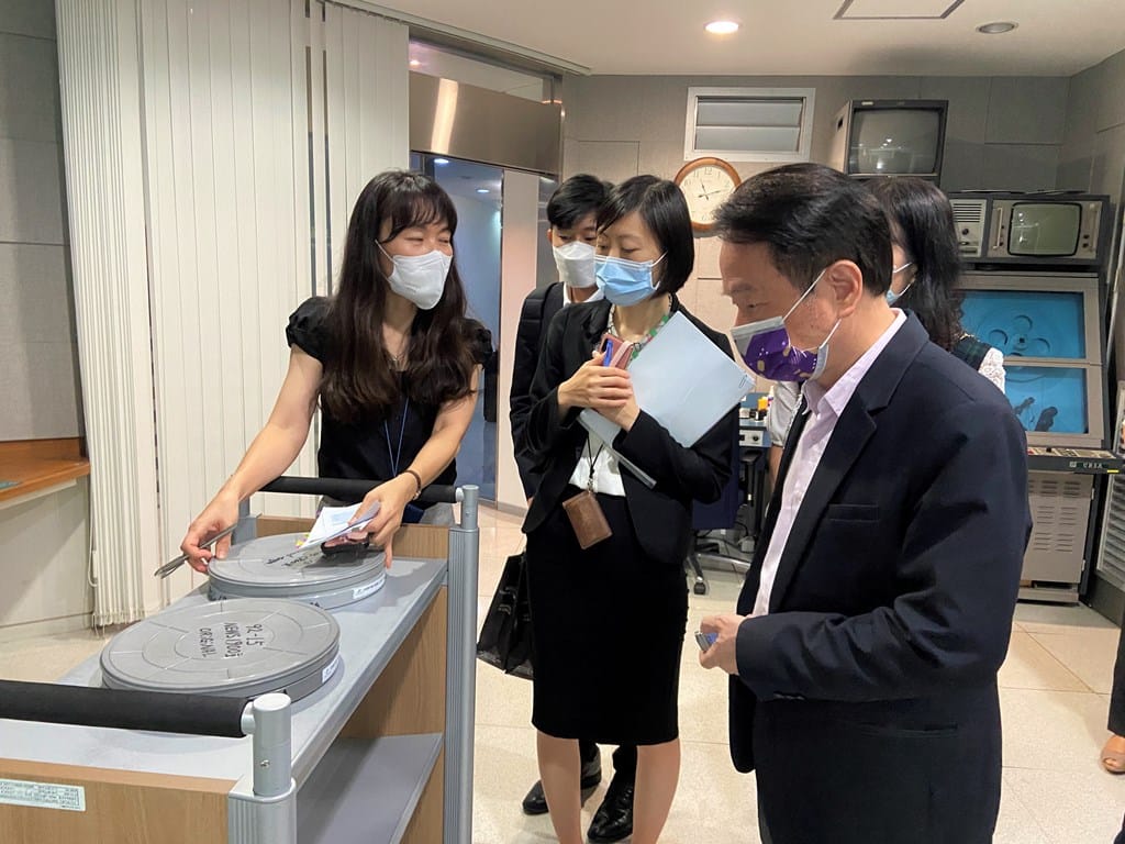 國史館長陳儀深（右一）率團參觀韓國國家紀錄館影音檔轉置區。 圖：國史館提供