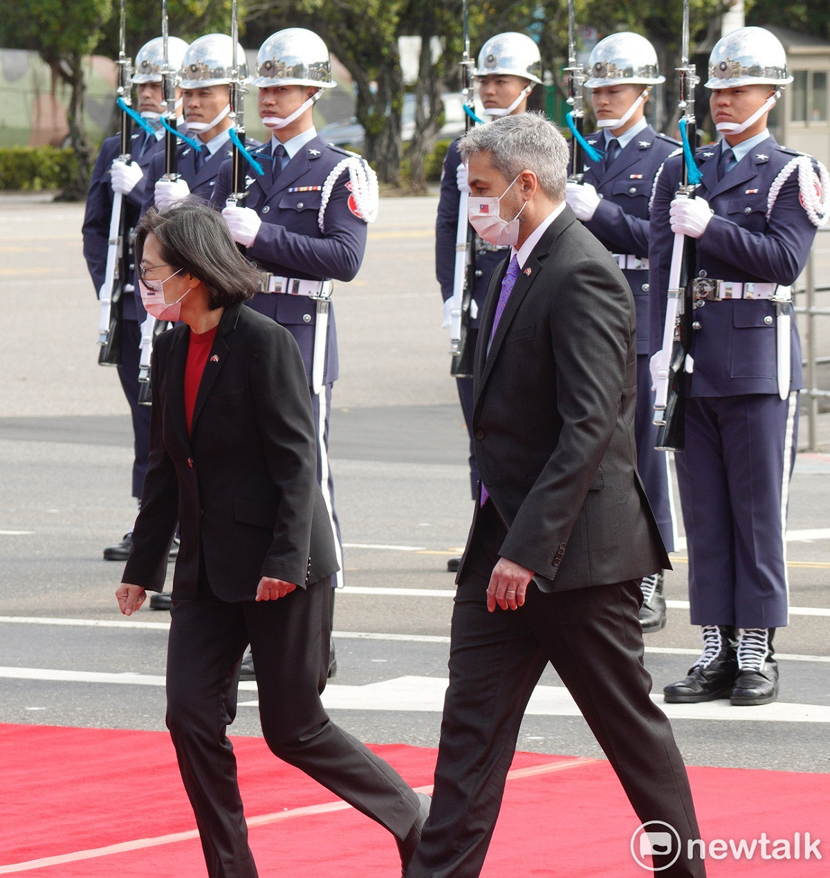 總統蔡英文上午在總統府府前廣場以軍禮歡迎來台訪問的巴拉圭共和國總統阿布鐸伉儷。圖為蔡總統一度被地毯拌了一下。 圖：張良一/攝