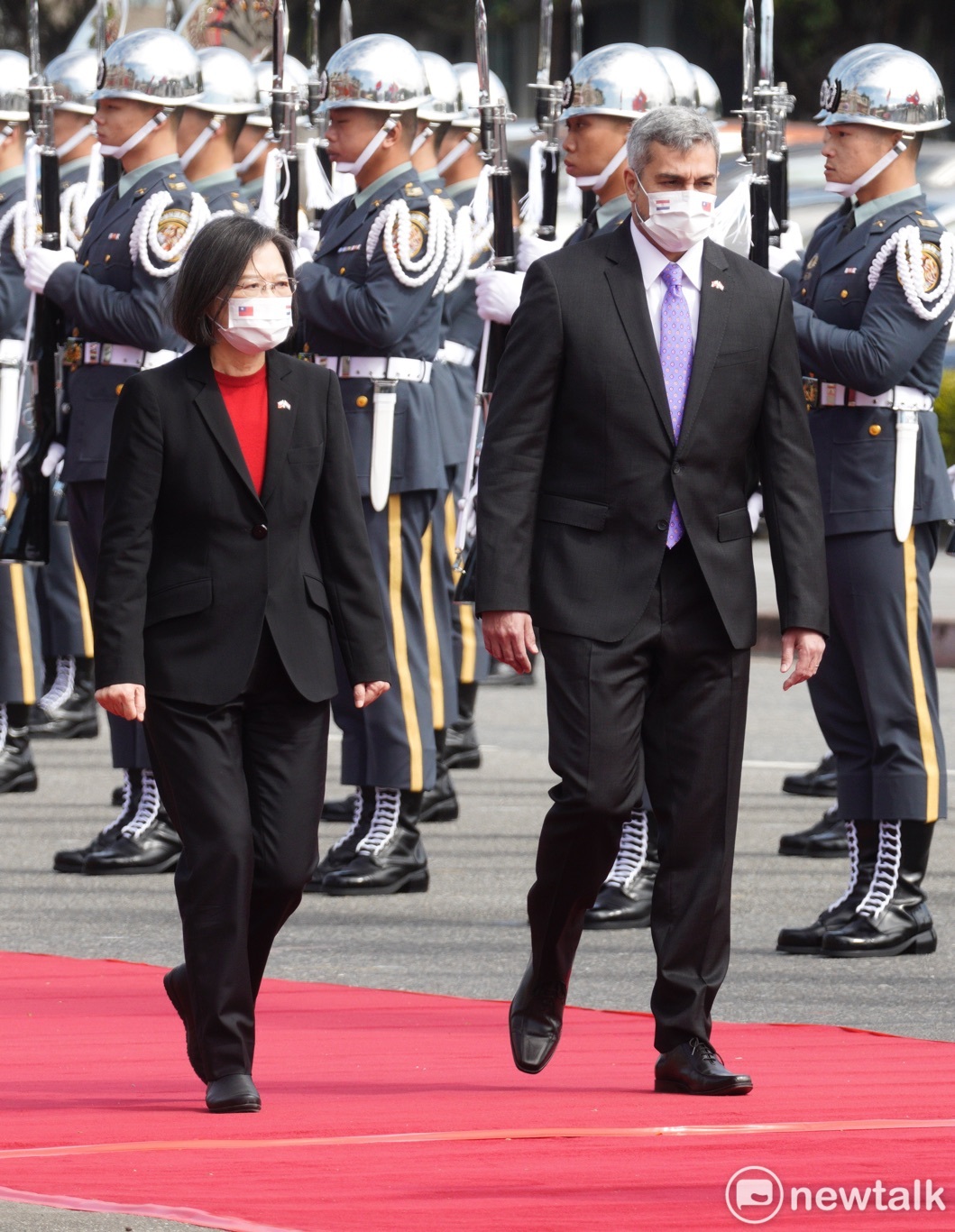 總統蔡英文上午在總統府府前廣場以軍禮歡迎來台訪問的巴拉圭共和國總統阿布鐸伉儷。 圖：張良一/攝