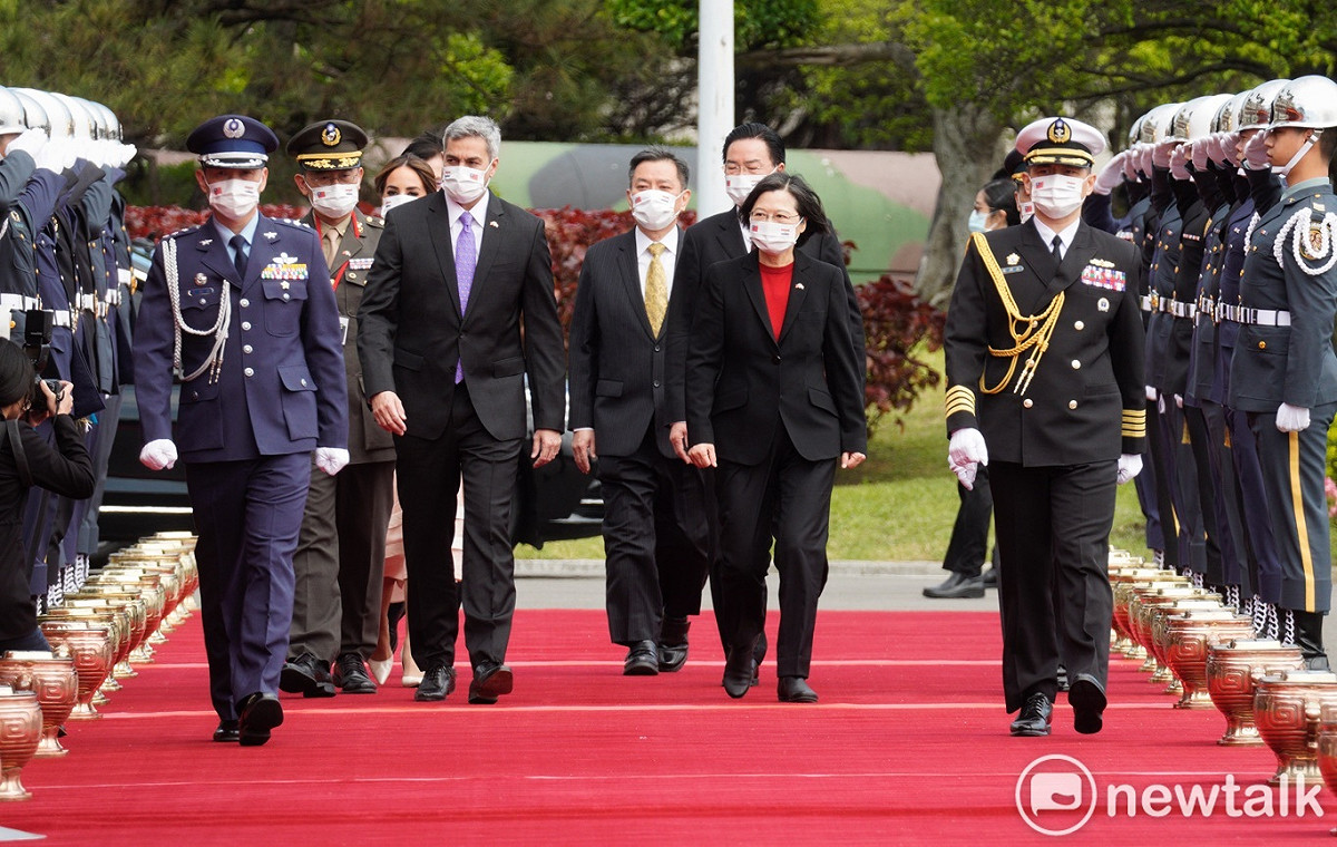 總統蔡英文上午在總統府府前廣場以軍禮歡迎來台訪問的巴拉圭共和國總統阿布鐸伉儷。 圖：張良一/攝