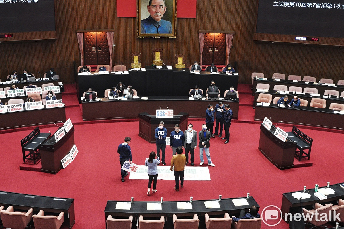 立法院今開議，藍營立委就佔據議場發言台和官員席，杯葛議事，要求陳內閣儘速發一萬元現金。 圖：張良一 / 攝