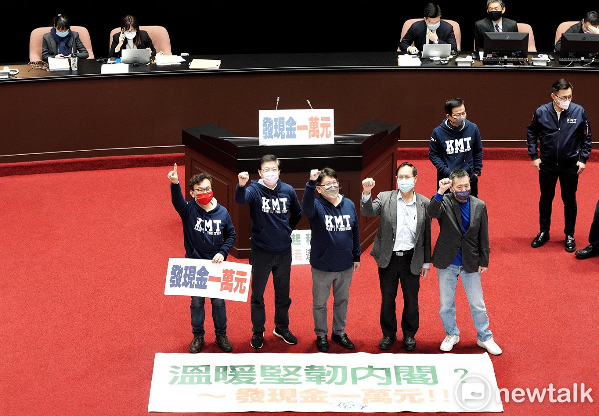 立法院今開議，藍營立委就佔據議場發言台和官員席，杯葛議事，要求陳內閣儘速發一萬元現金。 圖：張良一 / 攝