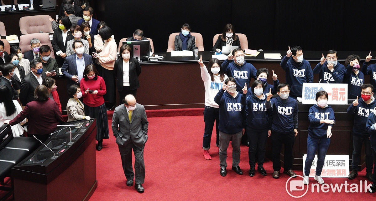 接近中午時分，行政院長陳建仁在國民黨立委的杯葛下走進議場。 圖：張良一/攝