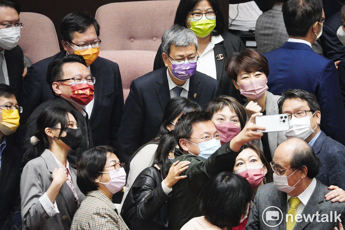接近中午時分，行政院長陳建仁在國民黨立委的杯葛下走進議場，並與民進黨立委合影。 圖：張良一/攝
