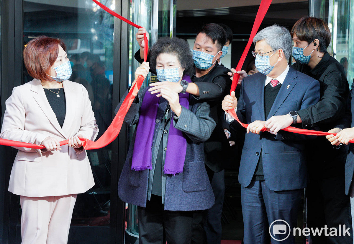 行政院長陳建仁出席勞動部喬遷典禮，圖為工作人員協助行政院長陳建仁、監察院長陳菊、勞動部長許銘春將彩帶就定位。 圖：張良一/攝
