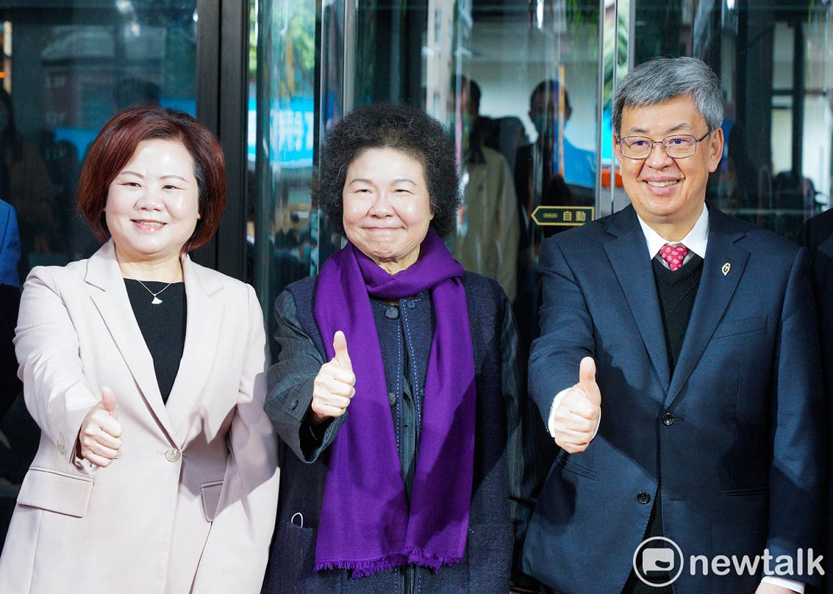 行政院長陳建仁出席勞動部喬遷典禮，圖為行政院長陳建仁、監察院長陳菊、勞動部長許銘春等人共同揭牌後合影。 圖：張良一/攝