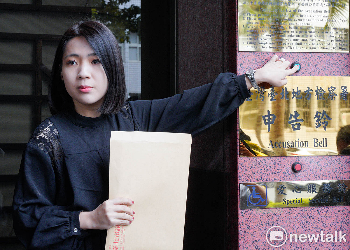 台北市議員徐巧芯到北檢按鈴控告前行政院發言人陳宗彥。 圖：張良一 / 攝