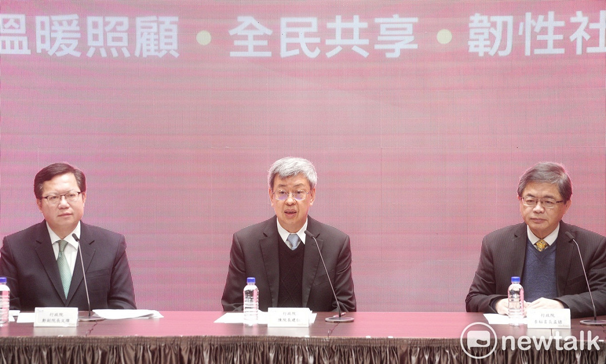 行政院長陳建仁、副院長鄭文燦等人今（23）天出席疫後特別預算記者會。 圖：張良一/攝
