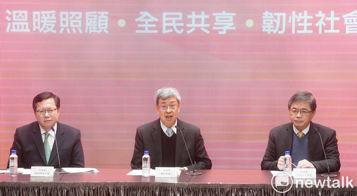 行政院長陳建仁、副院長鄭文燦等人出席疫後特別預算記者會。 圖：張良一/攝