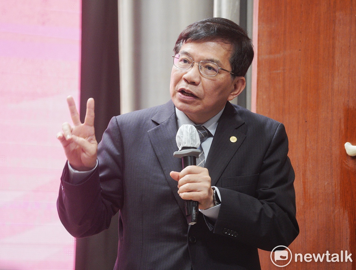 交通部長王國材出席疫後特別預算記者會。 圖：張良一/攝