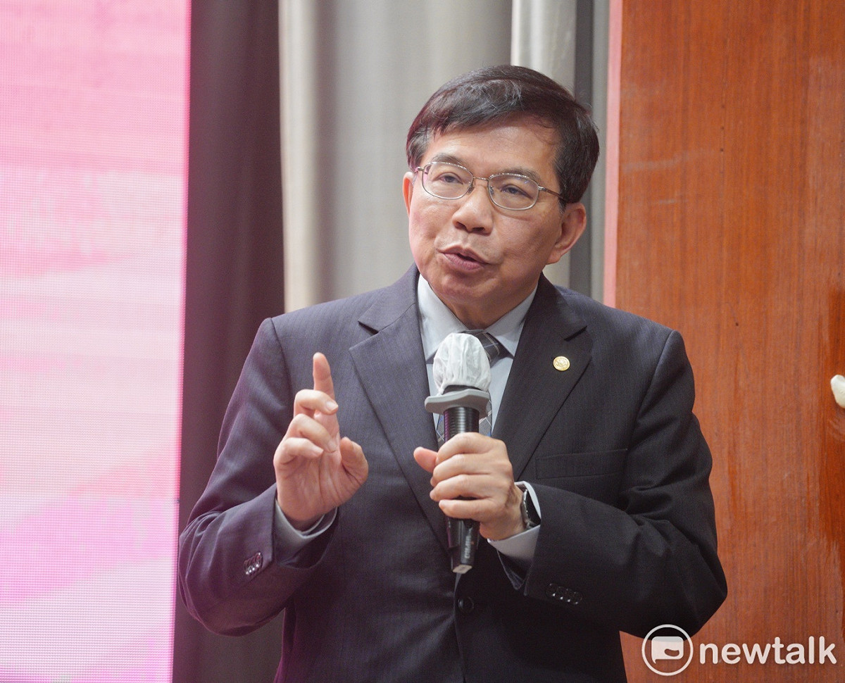 交通部長王國材表示，高鐵集電弓異常有可能是側風風壓引起，但實際原因還會請原廠調查。 圖：張良一/攝（資料照）