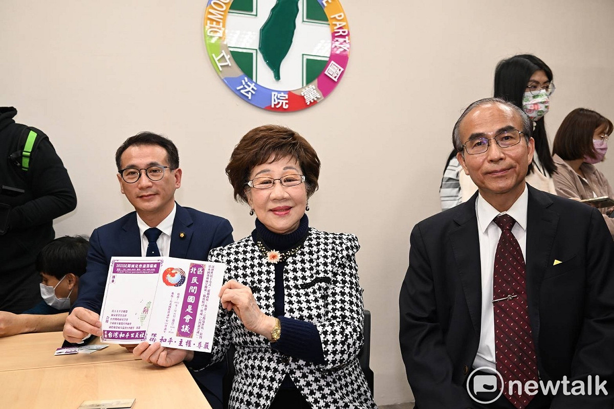 前副總統呂秀蓮今早拜會民進黨等朝野立院黨團，邀請立委們參加「北區民間國是會議」。 圖：張良一/攝