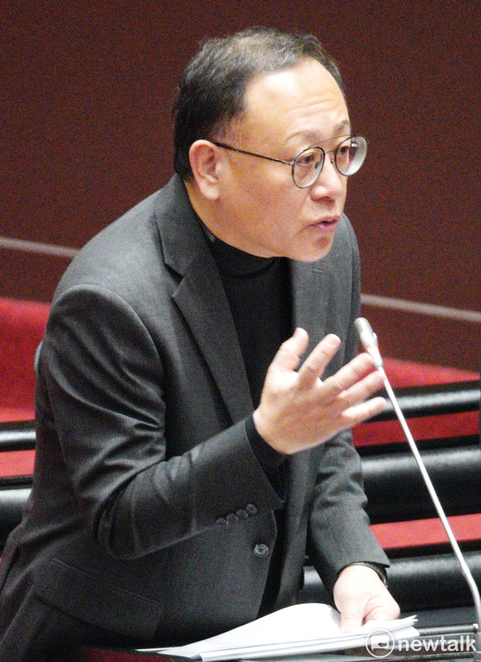 鄭光遠今(25)日赴立法院備詢時表示，將調漲台鐵夜間員工津貼至每人每晚160元。 圖：張良一／攝（資料照）