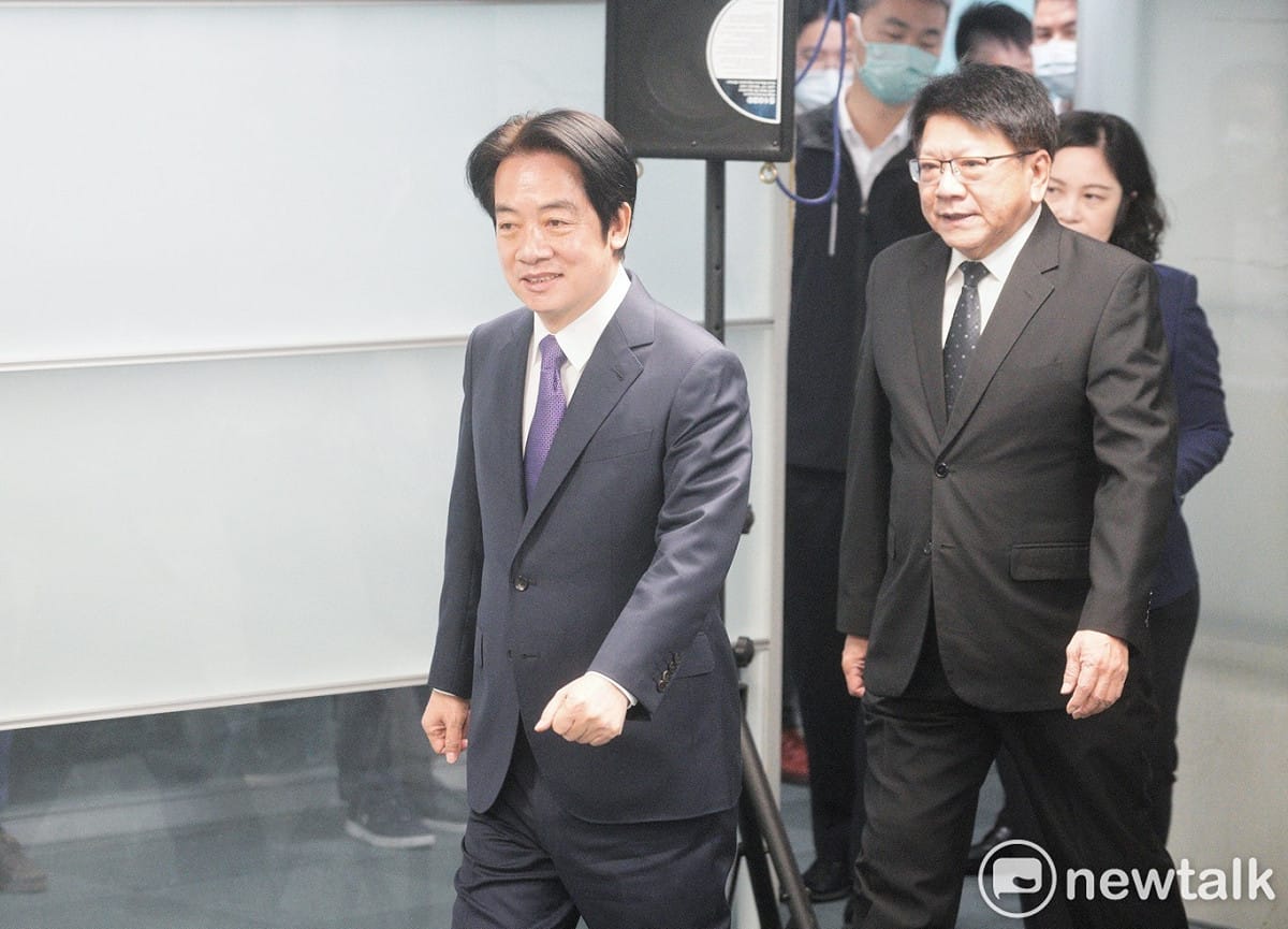 副總統兼民進黨主席賴清德上午在前屏東縣長潘孟安的陪同下，到民進黨中央黨部辦理第16任總統提名初選登記。 圖：張良一/攝