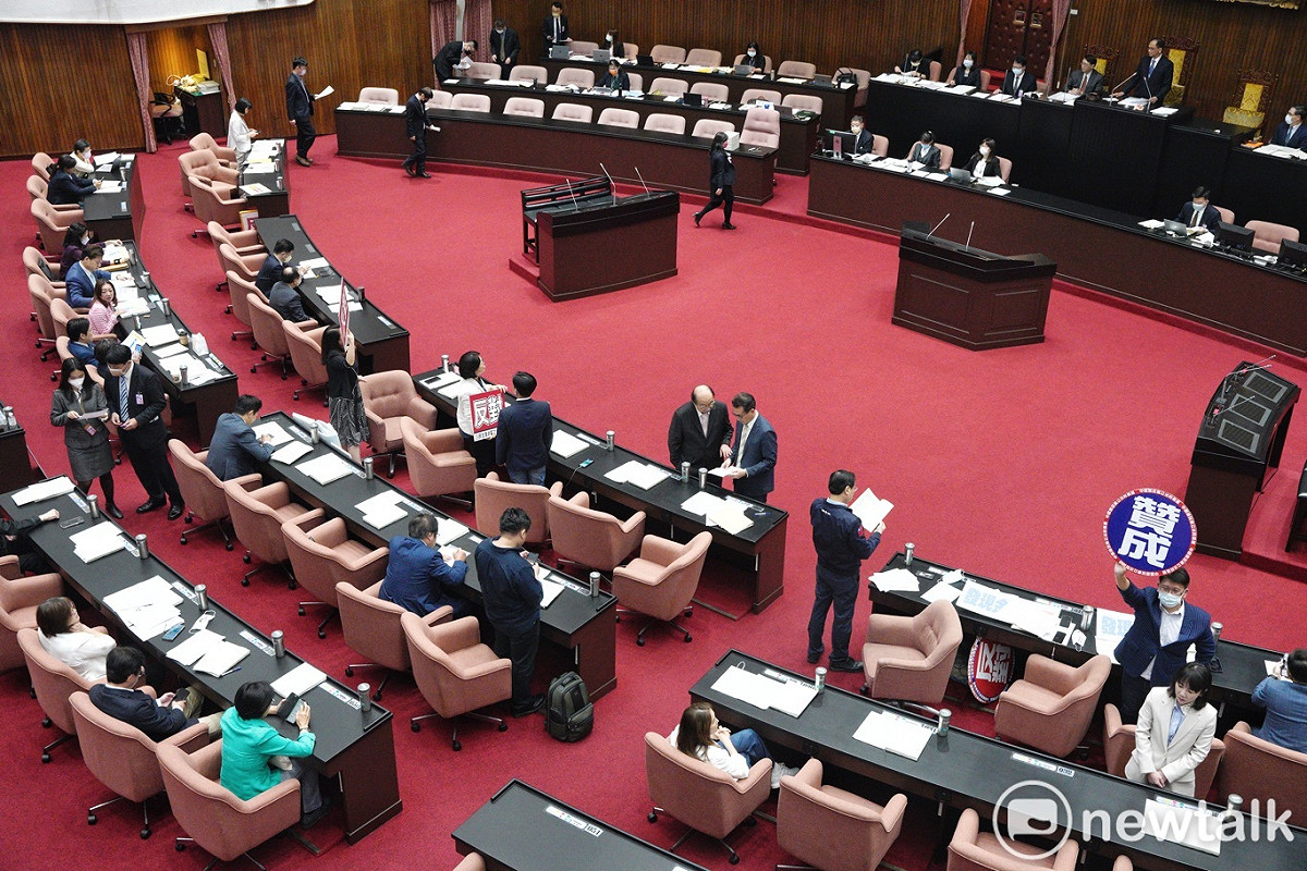 立法院院會對「疫後強化經濟與社會韌性及全民共享經濟成果特別條例」進行表決。 圖：張良一 / 攝