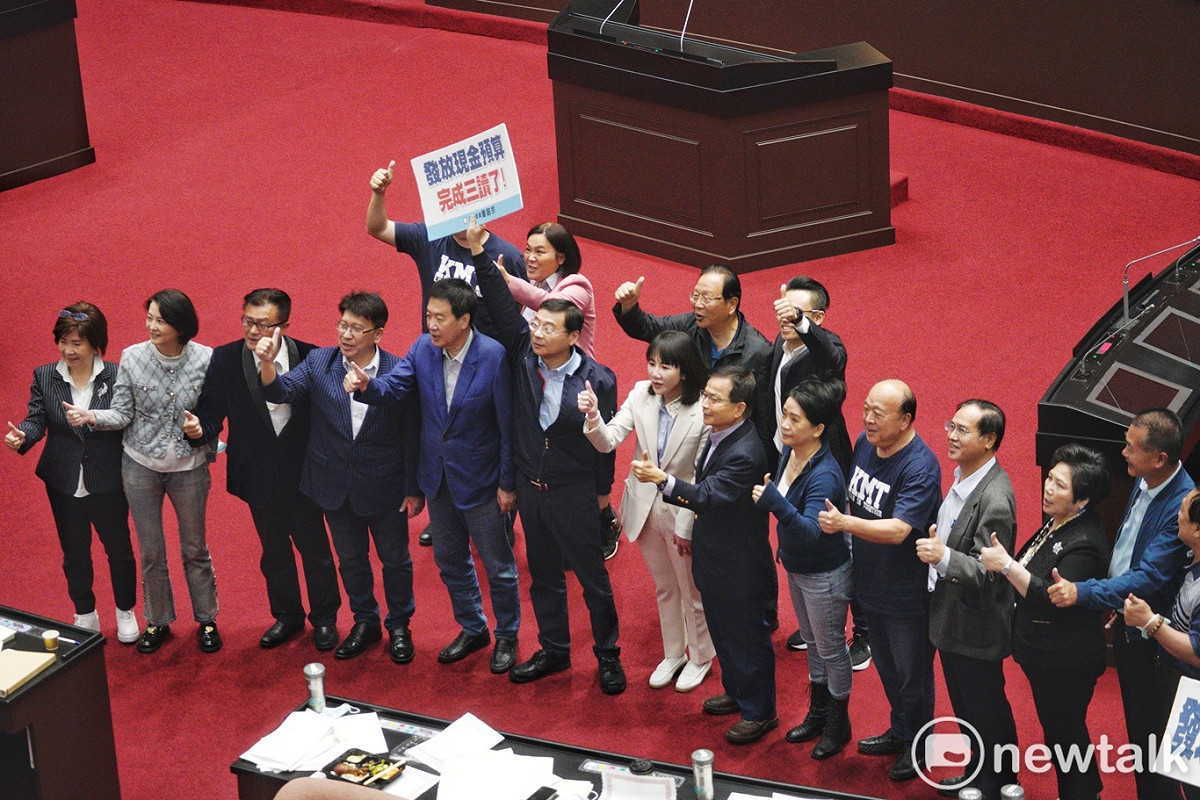 立法院院會三讀通過「疫後強化經濟與社會韌性及全民共享經濟成果特別條例」後，國民黨立委在議場喊口號內要求發放一萬元現金。 圖：張良一 / 攝