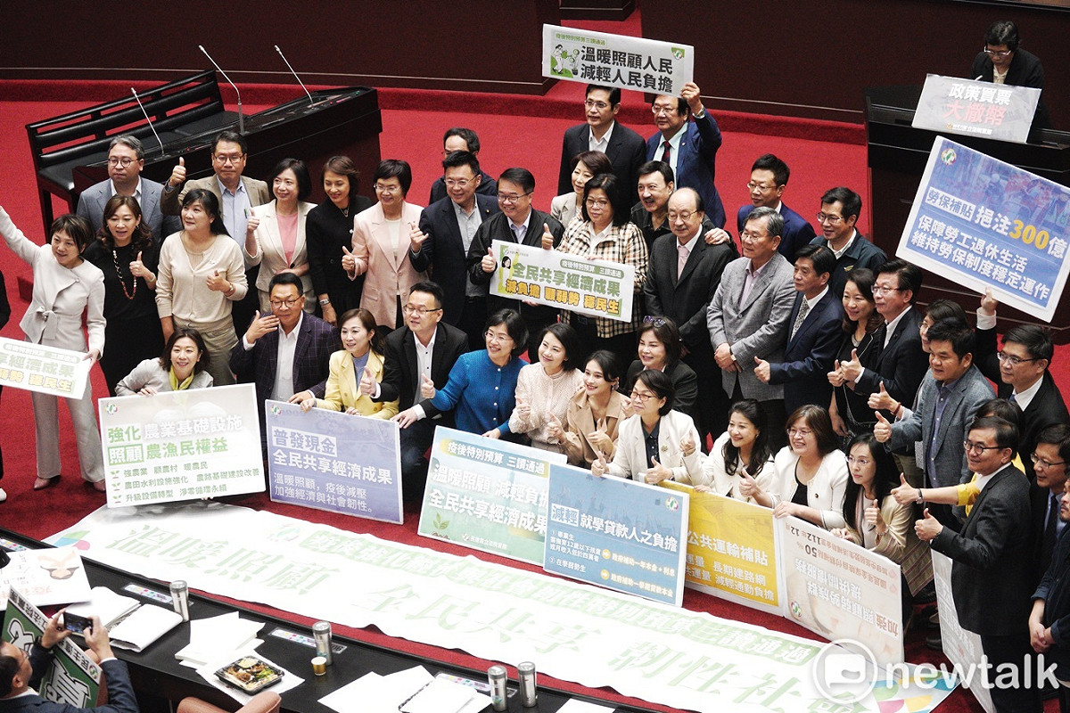 立法院院會三讀通過「疫後強化經濟與社會韌性及全民共享經濟成果特別條例」後，民進黨立委在議場內合影。 圖：張良一 / 攝