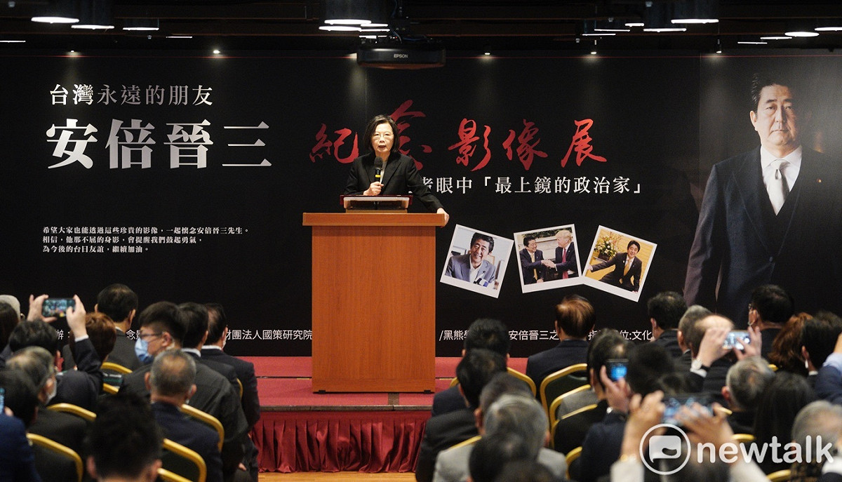 總統蔡英文上午在總統府秘書長林佳龍陪同下，出席「『安倍晉三紀念影像展』開幕式」。 圖：張良一/攝