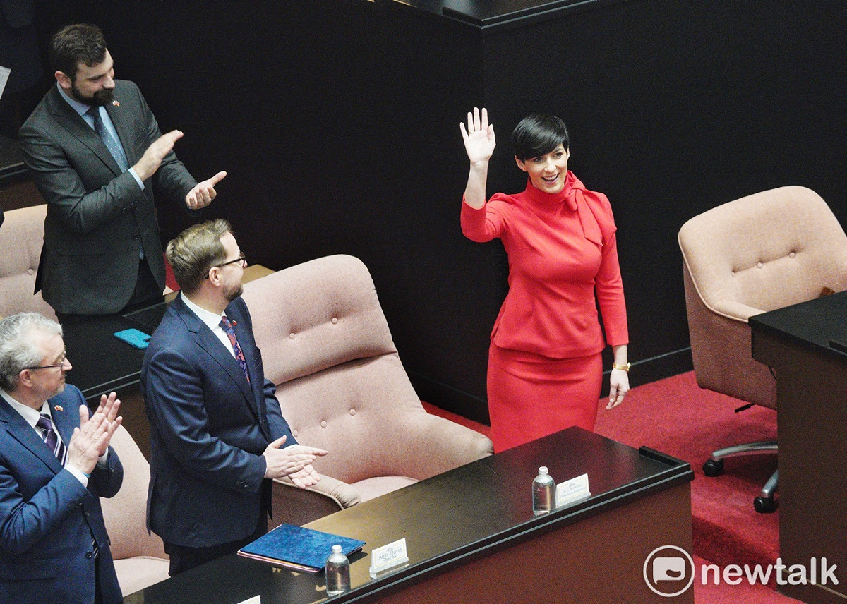 捷克眾議院議長艾達莫娃率領的訪問團上午訪問立法院並發表演說。圖為艾達莫娃向朝野立委揮手致意。 圖：張良一/攝