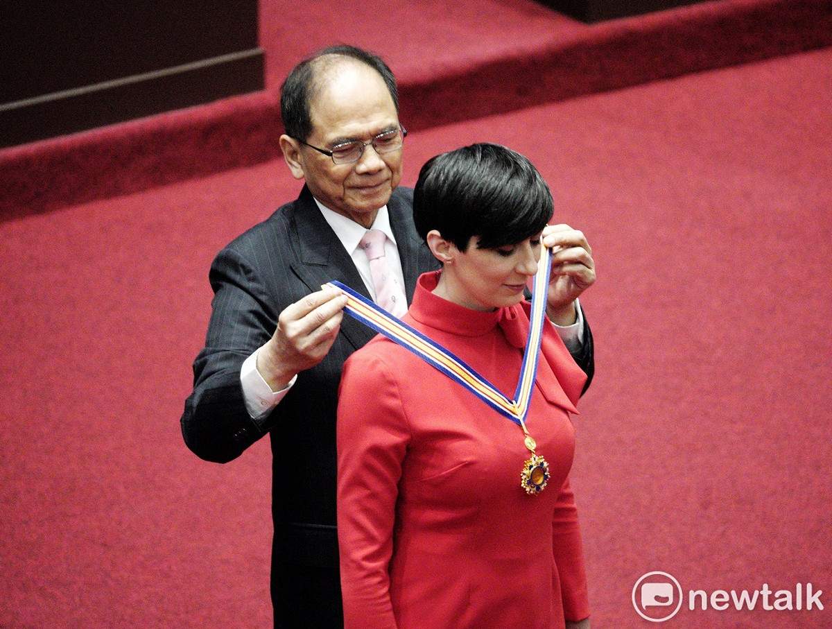 捷克眾議院議長艾達莫娃率領的訪問團上午訪問立法院並發表演說。圖為立法院游錫堃頒發一等國會榮譽獎章給艾達莫娃。 圖：張良一/攝