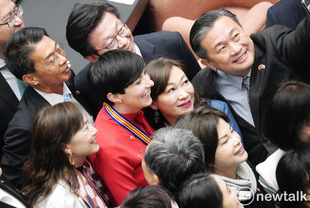 捷克眾議院議長艾達莫娃率在立法院發表演說後，民進黨立委爭相和艾達莫娃自拍。 圖：張良一/攝