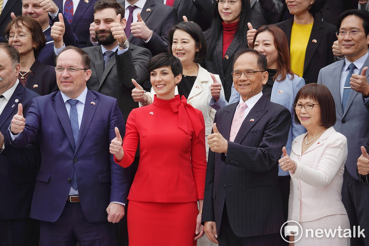捷克眾議院議長艾達莫娃上午在立法院發表演說後，和立院院長游錫堃、朝野立委合影。 圖：張良一/攝