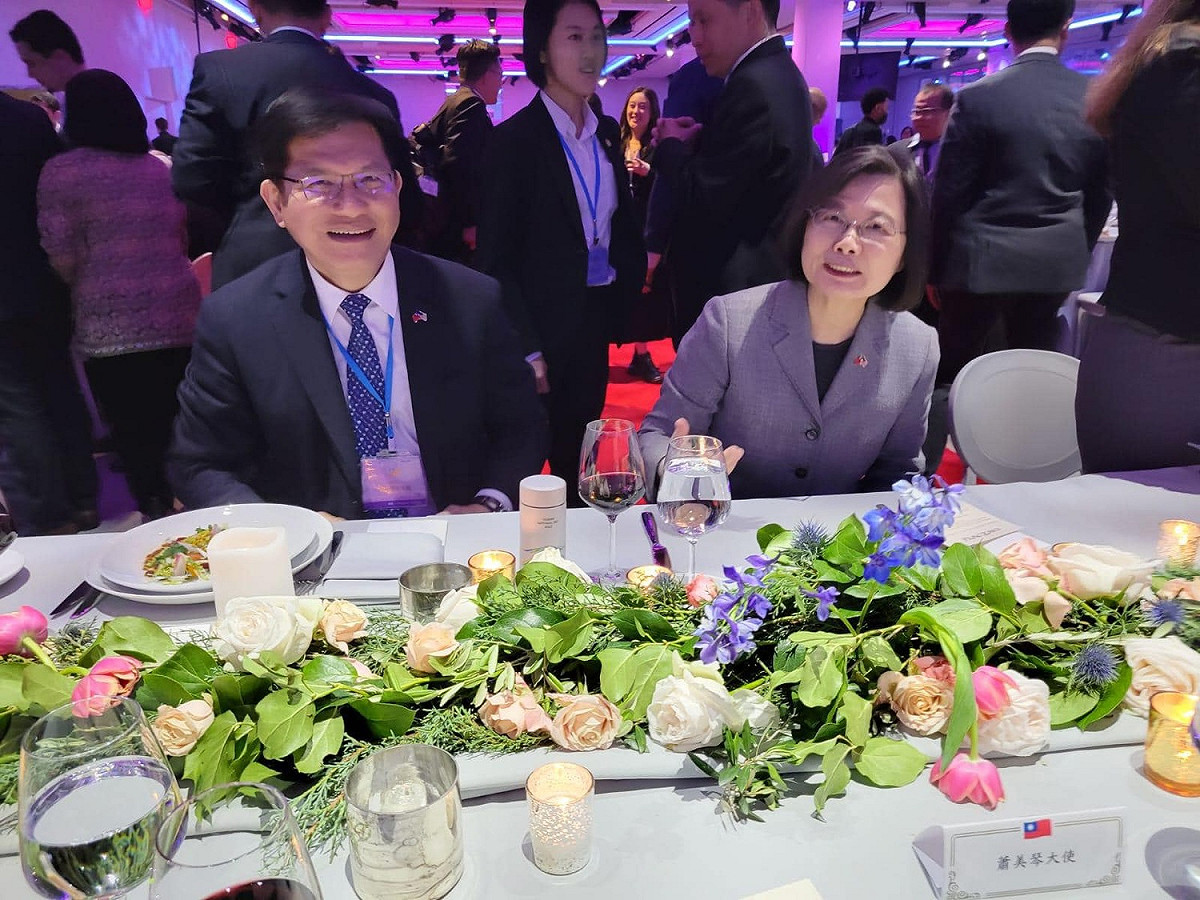 蔡英文總統與總統府秘書長林佳龍過境紐約，出席台僑舉辦的晚宴，受到熱烈歡迎。 圖：取自林佳龍臉書