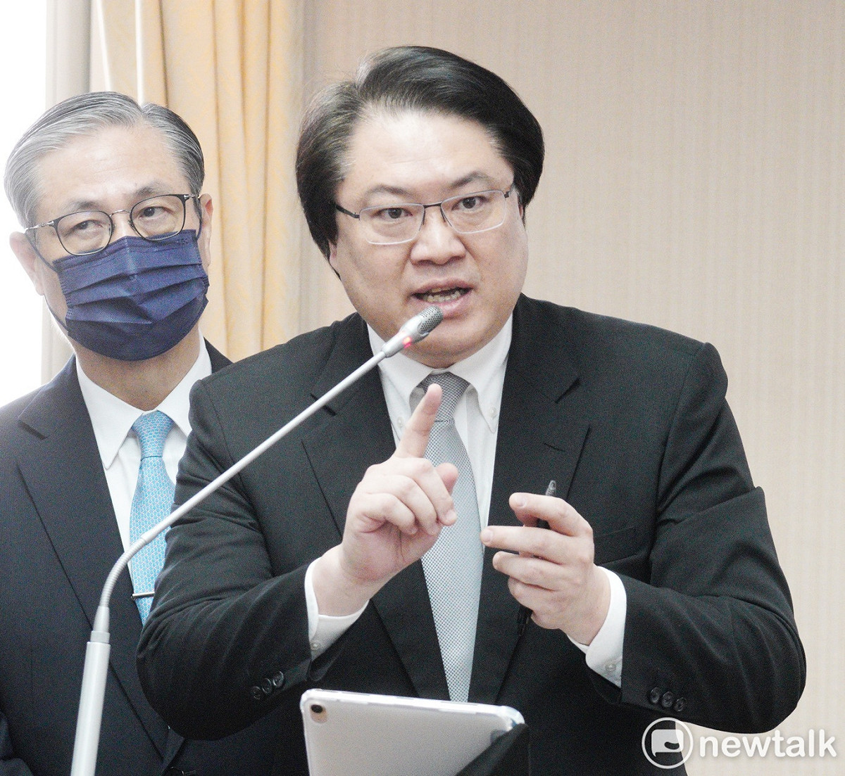 立院司法及法制、內政委員會今舉行聯席會議，審查「內政部組織法修正草案」等案，內政部長林右昌（右）出席。 圖：張良一/攝