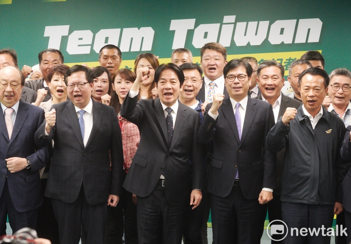 民進黨中執會今通過黨主席賴清德代表民進黨角逐2024總統寶座。賴清德隨即發表談話後，和行政院副院長鄭文燦、高雄市長陳其邁等人高呼口號。 圖：張良一/攝