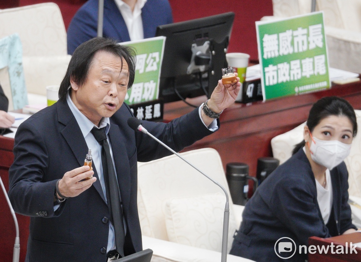台北市議會今進行市長施政報告及總質詢，民進黨台北市議員送螺絲起子給台北市長蔣萬安，要求他拴緊市政螺絲。 圖：張良一 / 攝