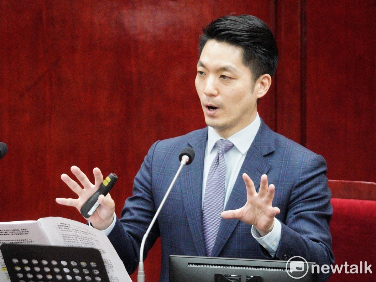 台北市長蔣萬安今首度到台北市議會進行市政報告並備質詢。 圖：張良一 / 攝