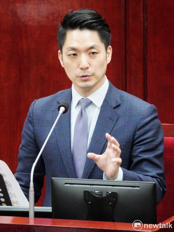 台北市長蔣萬安今首度到台北市議會進行市政報告並備質詢。 圖：張良一 / 攝