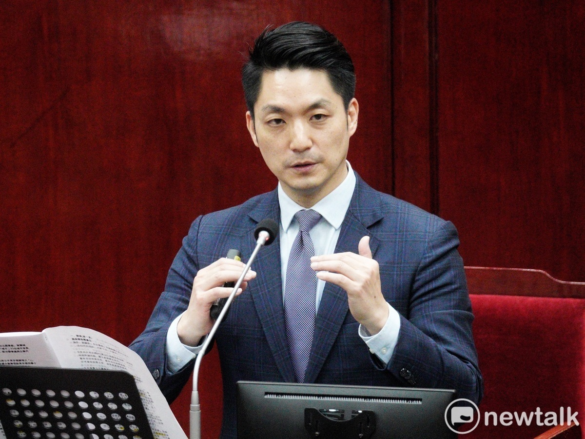 台北市長蔣萬安今首度到台北市議會進行市政報告並備質詢。 圖：張良一 / 攝
