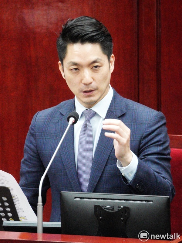 台北市長蔣萬安今首度到台北市議會進行市政報告並備質詢。 圖：張良一 / 攝
