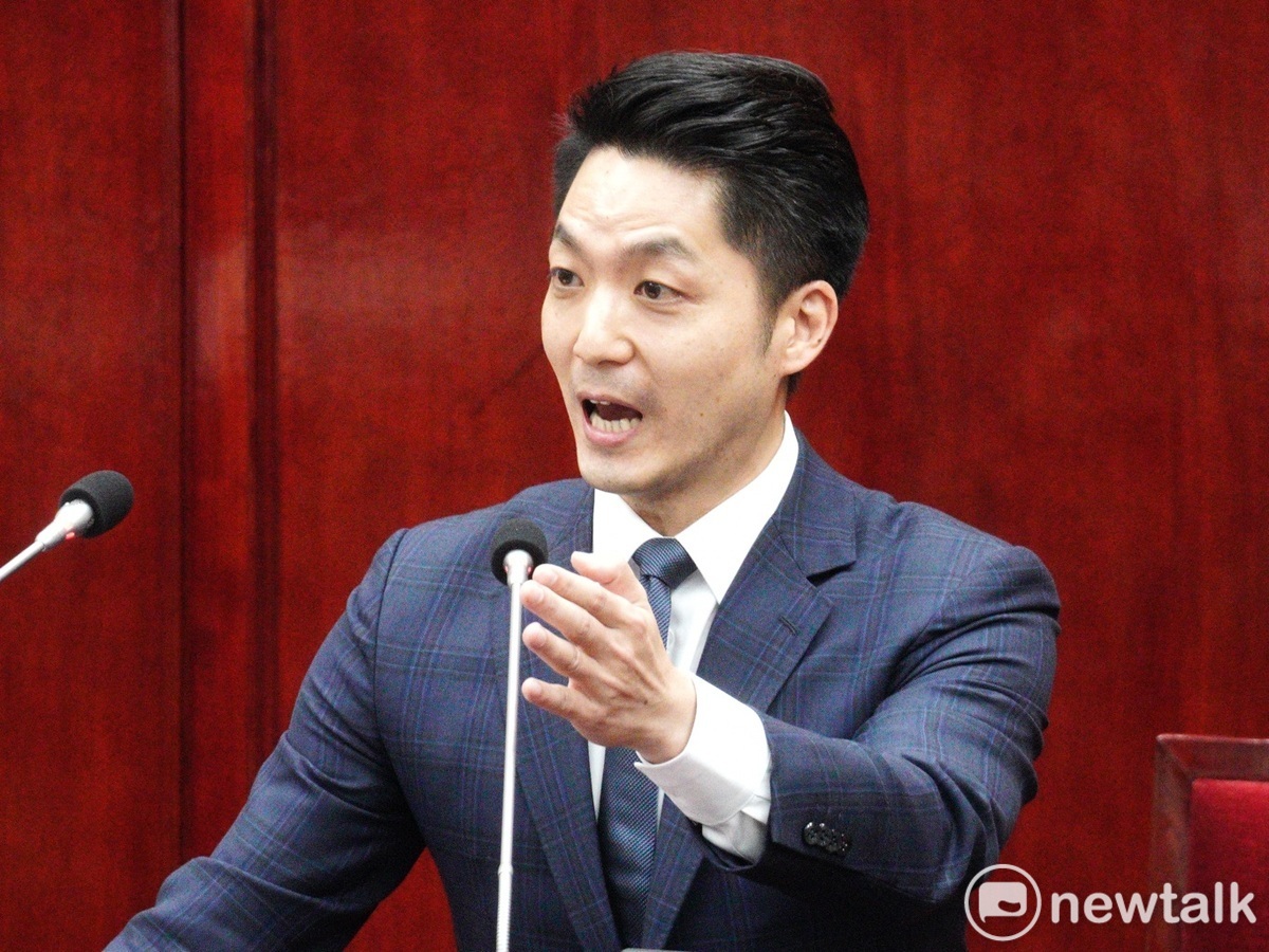 台北市長蔣萬安今到台北市議會備詢時，被質詢的民進黨議員劉耀仁揶揄「選上靠阿公」激怒，因而和劉耀仁爆發言語衝突。 圖：張良一 / 攝