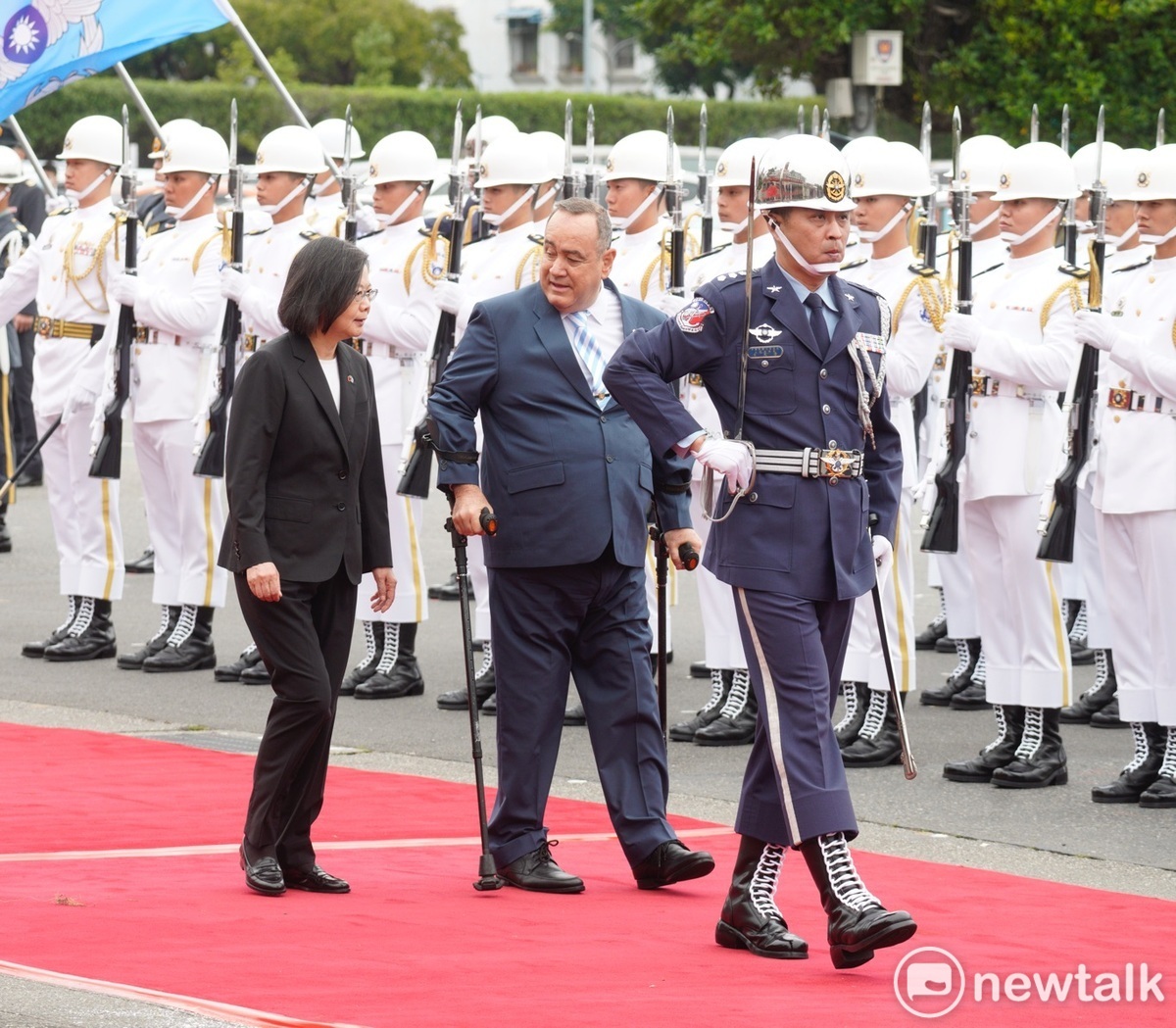 總統蔡英文上午以軍禮歡迎來台訪問的瓜地馬拉共和國總統賈麥岱。 圖：張良一/攝