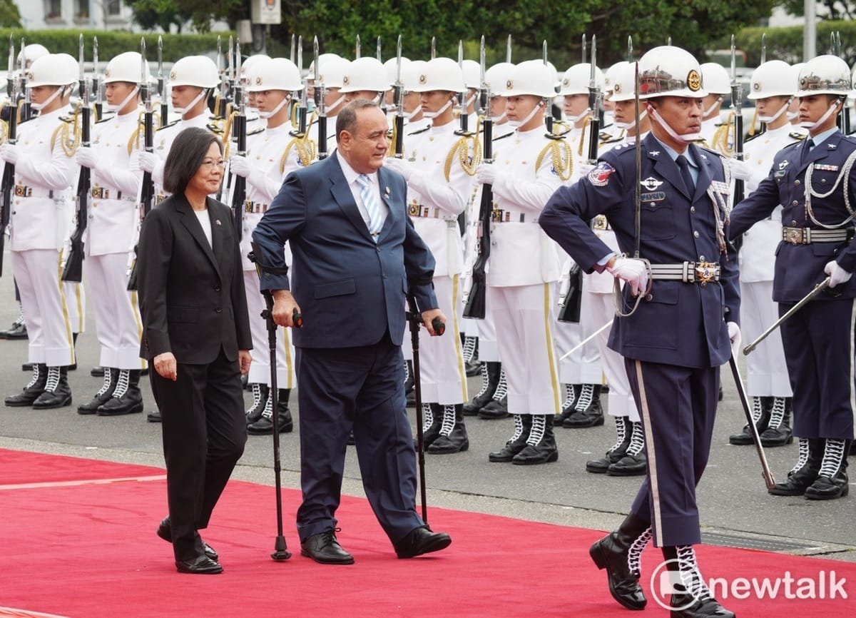 總統蔡英文上午以軍禮歡迎來台訪問的瓜地馬拉共和國總統賈麥岱。 圖：張良一/攝
