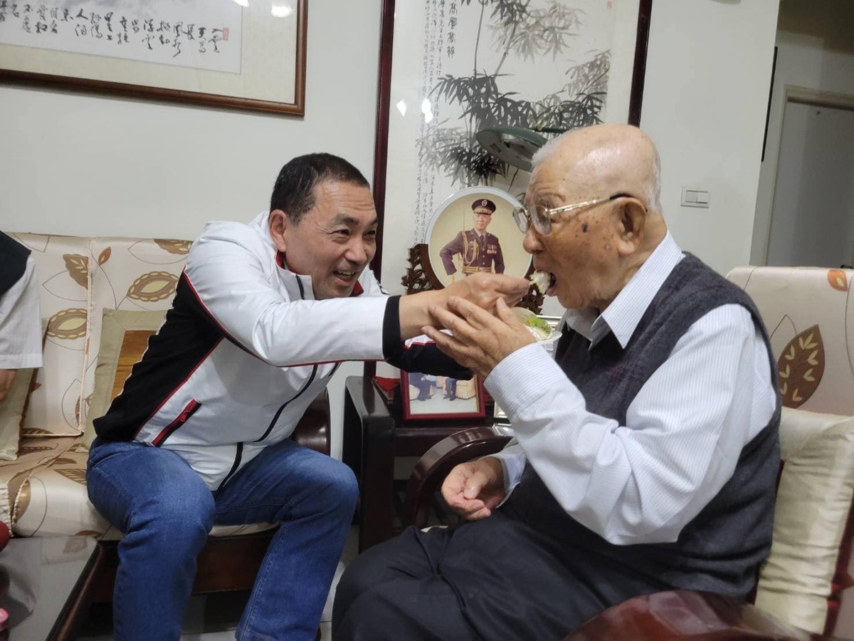 侯友宜為許歷農慶生祝壽，親自餵蛋糕，黃創夏說，網友看這張照片覺得滿噁心的，不舒服。 圖：取自新北市永和區公所-和平之鴿粉專