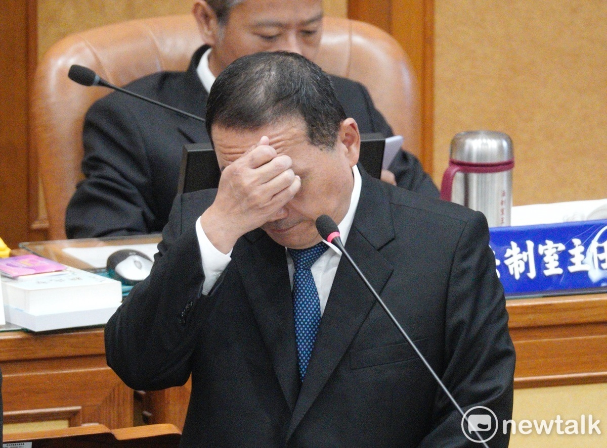 新北市長侯友宜在新北市議會備詢時，答不出來「一法三公報六項保證是什麼？」，讓羅友志痛批，太扯了。 圖：張良一/攝