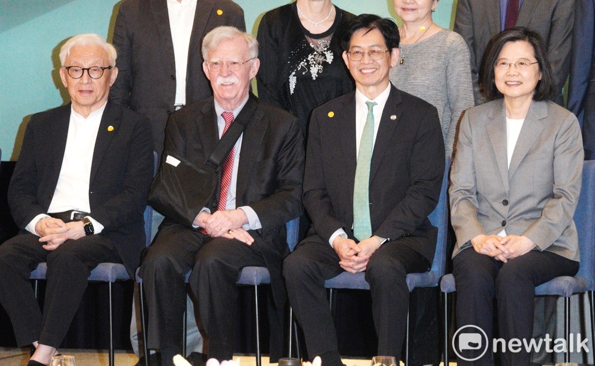 總統蔡英文、和美國前白宮國家安全顧問波頓、前聯電董事長曹興誠在在FAPA40週年慶祝晚會上合影。 圖：張良一/攝