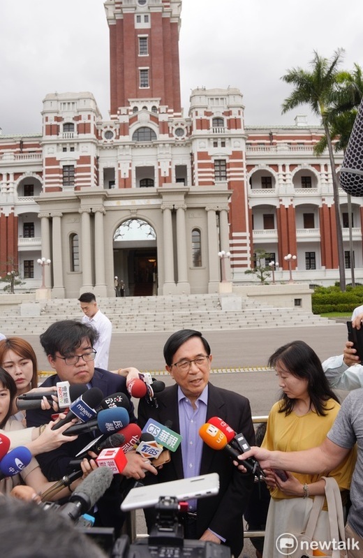前總統陳水扁兒子、民進黨高雄市議員陳致中因涉洗錢案遭判刑定讞，並將發監執行。前總統陳水扁今午走上凱道，針對「公職人員選舉罷免法修正草案」涉及違反比例原則一事，向總統府、行政院及立法院4大黨團行使請願權。 圖：張良一/攝