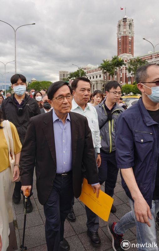 前總統陳水扁兒子、民進黨高雄市議員陳致中因涉洗錢案遭判刑定讞，並將發監執行。前總統陳水扁今午走上凱道，針對「公職人員選舉罷免法修正草案」涉及違反比例原則一事，向總統府、行政院及立法院4大黨團行使請願權。 圖：張良一/攝